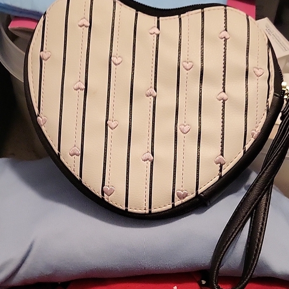 Love Moschino Heart-Shaped Black and Cream Clutch - Picture 5 of 7